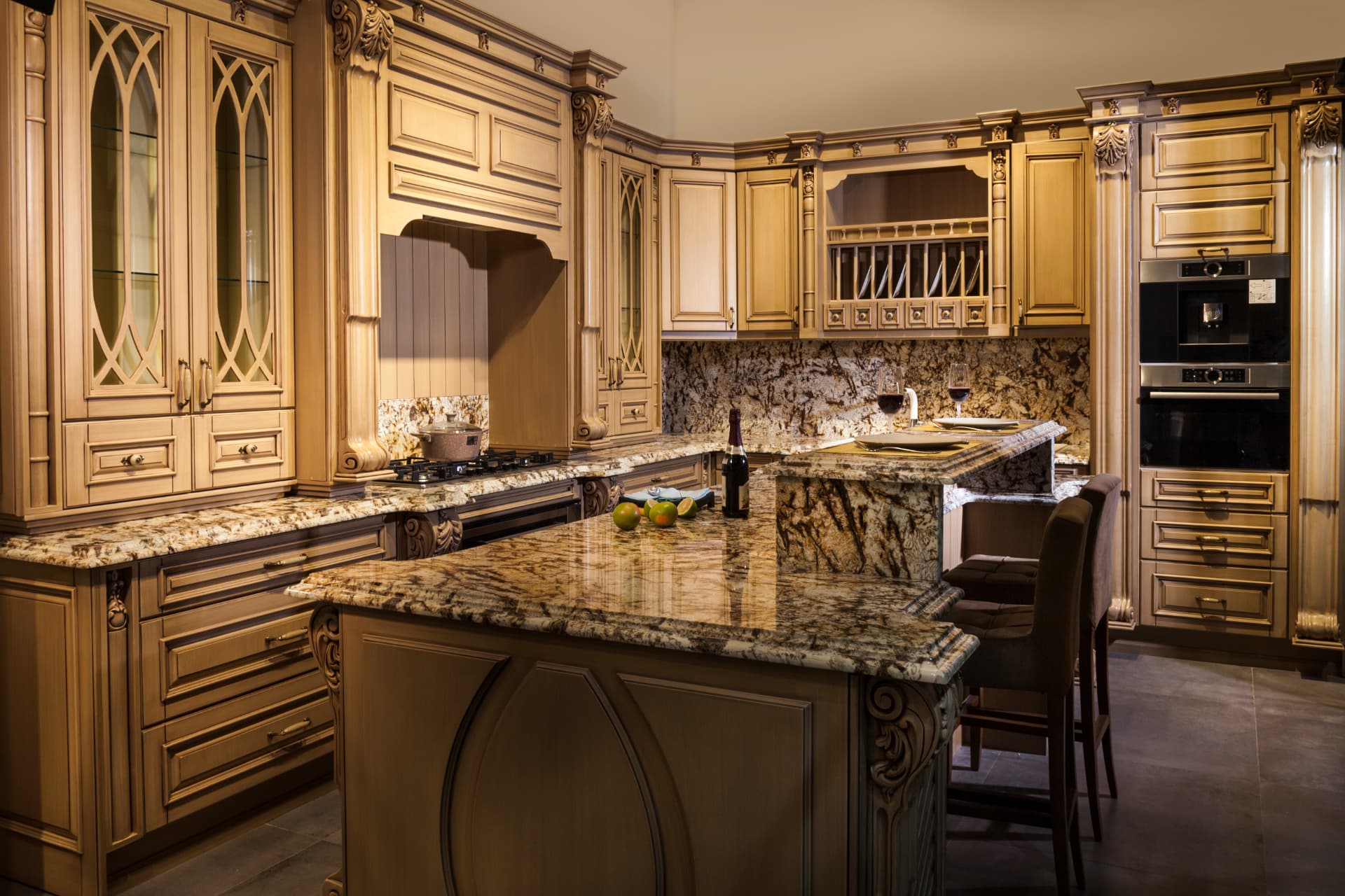 Classic and neoclassical kitchens with installed stone surfaces, view 1