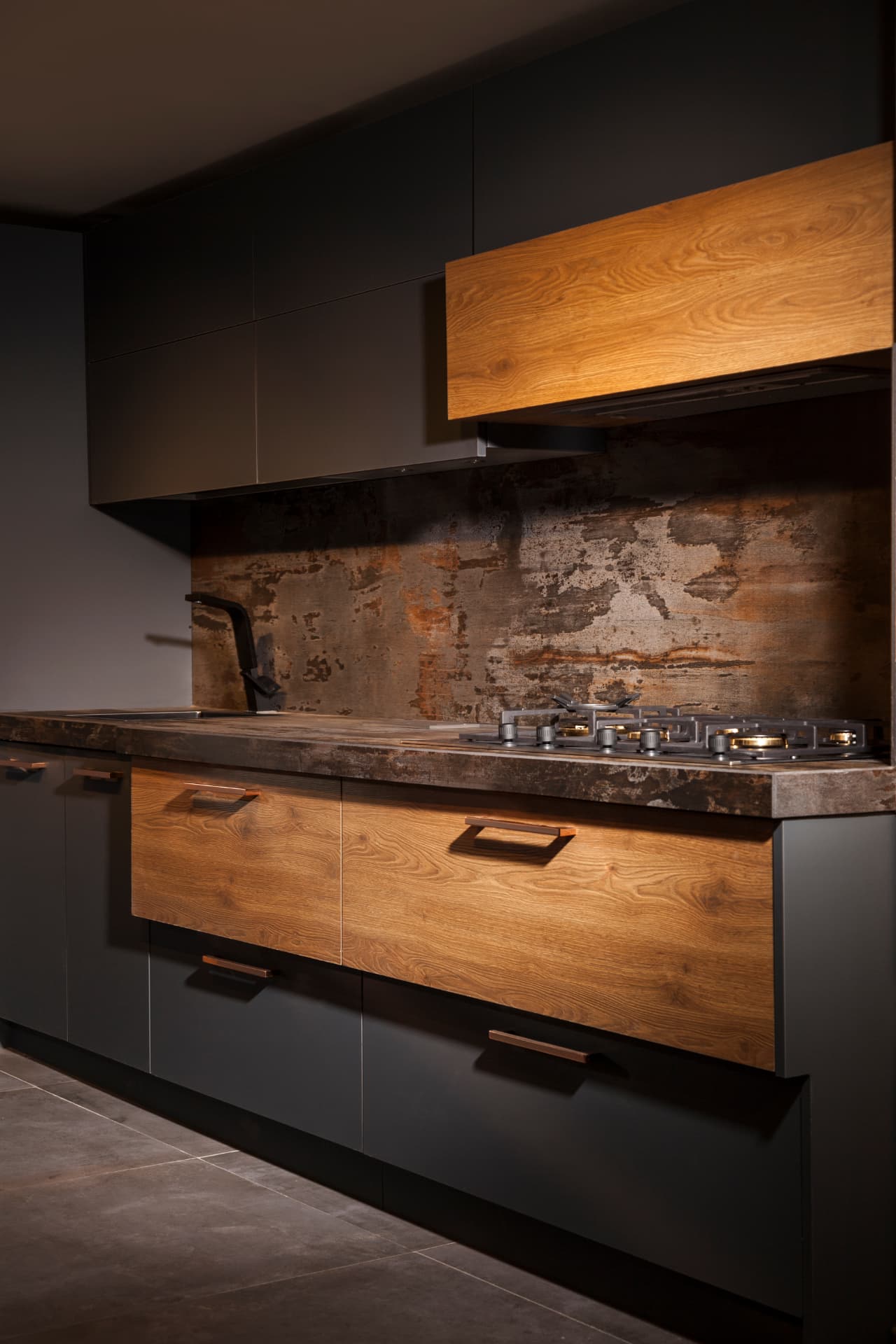 Surface and backsplash texture in a modern kitchen