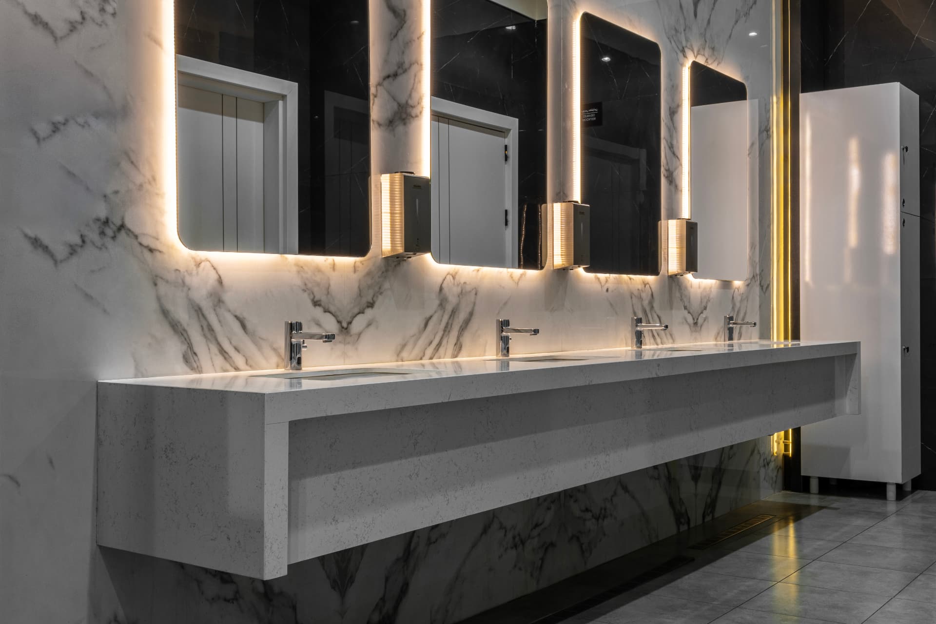 Commercial washbasin with a light surface and illuminated mirrors, view 1
