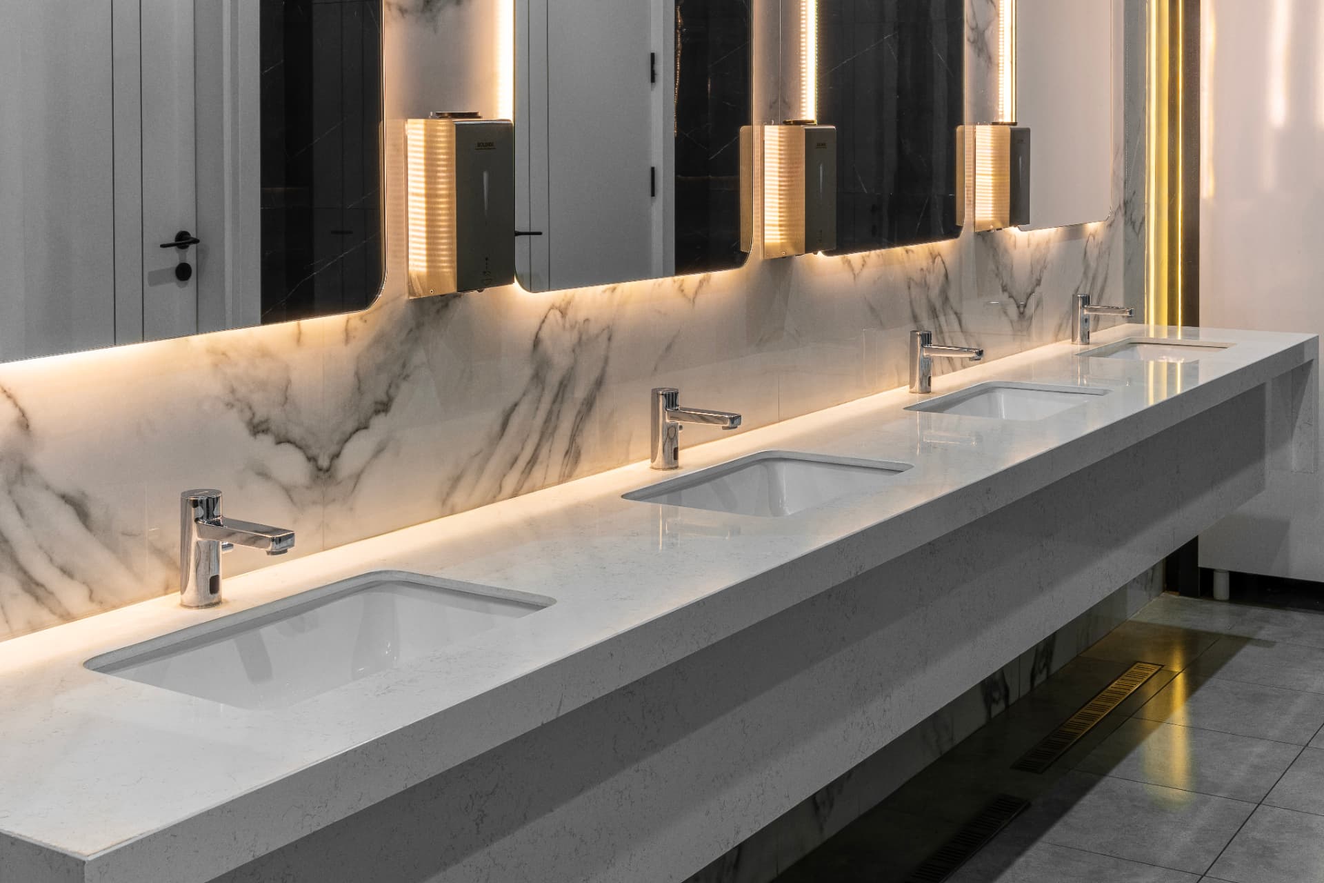 Commercial washbasin with a light surface and illuminated mirrors, view 2