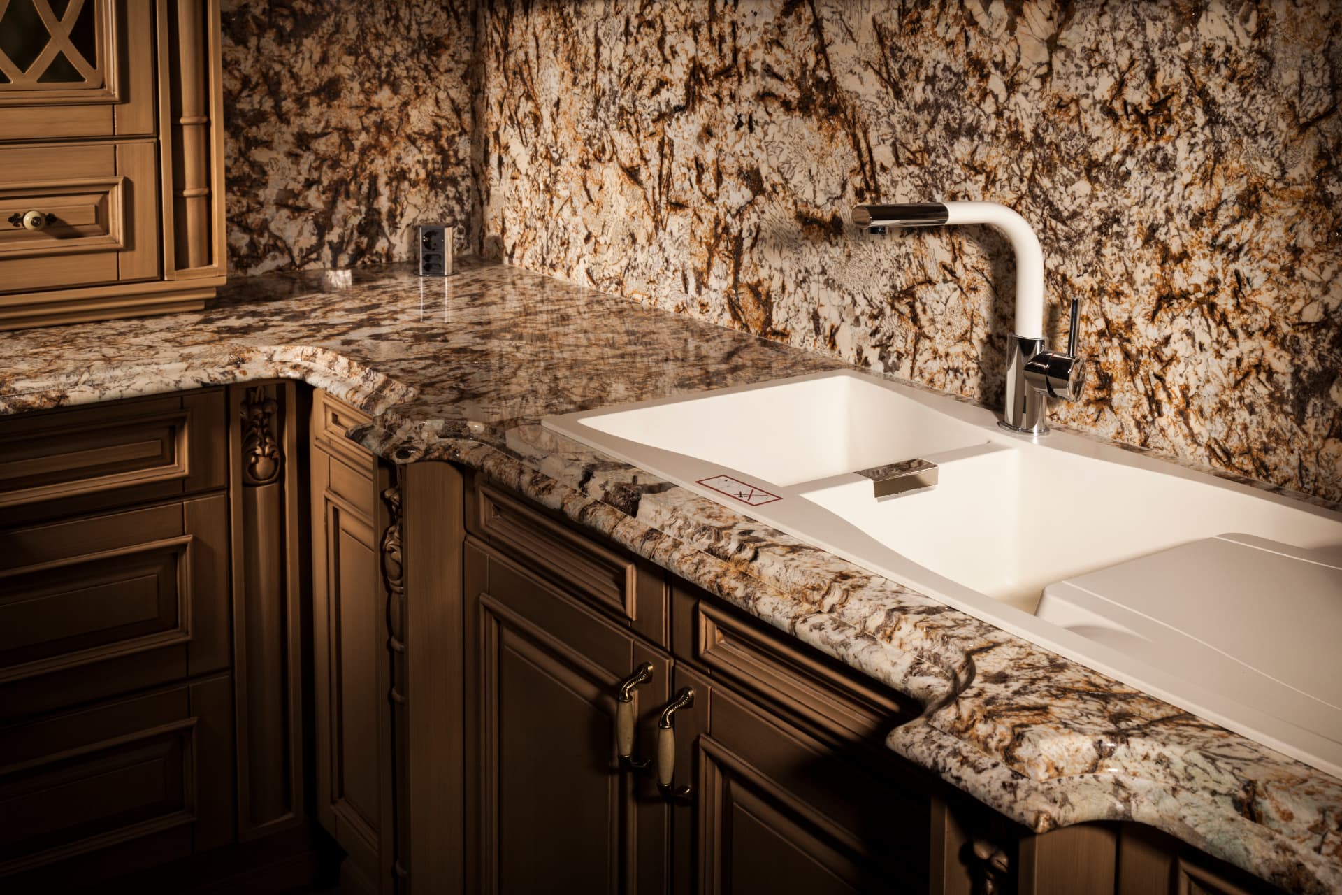 Classic and neoclassical kitchens with installed stone surfaces, view 3